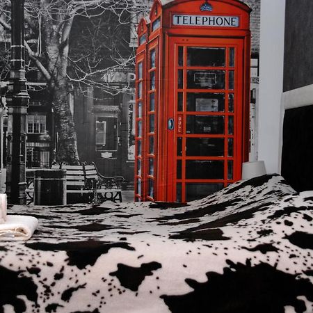 Немного Лондона в центре Чернигова Экстерьер фото
